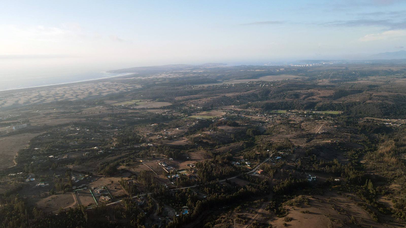 Vista aérea de Mantagua al atardecer, con la costa y las dunas al fondo